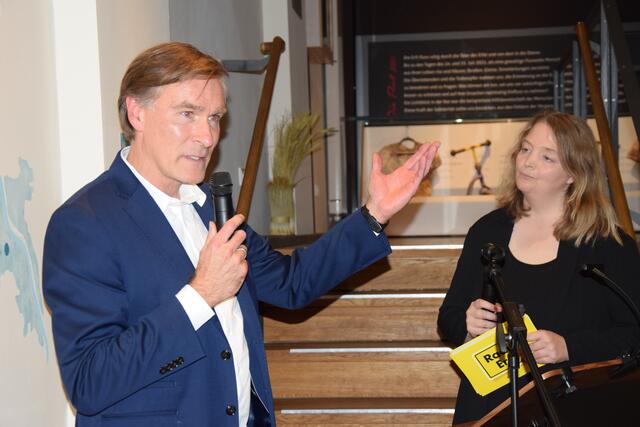 Der stellvertretende Geschäftsführer des Naturpark Rheinland, Frank Scheer, lud die Ehrengäste nach der Eröffnung ein, sich die Ausstellung als Erste anzuschauen. | Foto: Volker Düster