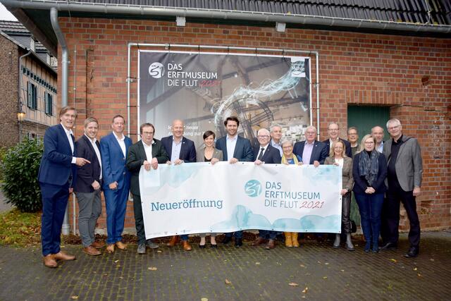 NRW-Umweltminister Oliver Krischer, die Landräte des Rhein-Erft- und Rhein-Sieg-Kreises sowie des Kreises Euskirchen, zehn Bürgermeister sowie weitere Ehrengäste aus Politik und Gesellschaft kamen zum „KM51 Erftmuseum“, um die neue Dauerausstellung feierlich zu eröffnen. | Foto: Volker Düster