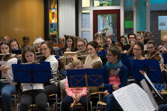 Auch wer gerade keinen Einsatz hat, ist aufmerksam bei der Sache. Egal ob sieben oder 70 Jahre. Beim Orchesterkonzert sind alle Altersstufe vertreten und mit Begeisterung dabei. | Foto: Torsten Rabe