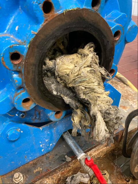 Immer wieder verstopfen Feuchttücher die Pumpen in der Kläranlage Müllekoven, was mitunter aufwändige und kostenintensive Reparaturen nach sich zieht. | Foto: Abwasserbetrieb Troisdorf, AöR (ABT)