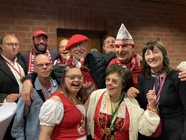 Blatt-Gold trifft Wicky Junggeburth. Er hat uns ein Interview gegeben. Ralf Faßbender hat ihm Fragen gestellt. Wicky Junggeburth ist ehemaliger Prinz Karneval. Mit Wicky  Junggeburth und das ganze Blatt Gold Team - ein Foto für die Ewigkeit. Das hat uns sehr gefallen und sehr gefreut, dass wir das nie vergessen. Er hat Prinz Andy I sein Motto Lied gewidmet:  „Einmal Prinz zo sin“. Sein Karneval Verein „Jeck im Rän“ haben Andy damit überrascht. | Foto: Blatt-Gold