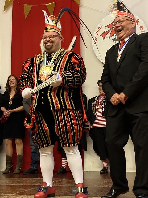 Prinz Andy I. und Dieter Heller sein Prinzen-Führer. Als Prinz hat er viel Spaß mit seinen Freunden zusammen zu stehen und abfeiern. Er hat sehr viel Freude dran, Prinz Andy I zu sein. Seine Freunde stehen drumrum und feiern mit Andy I zusammen. | Foto: Blatt-Gold