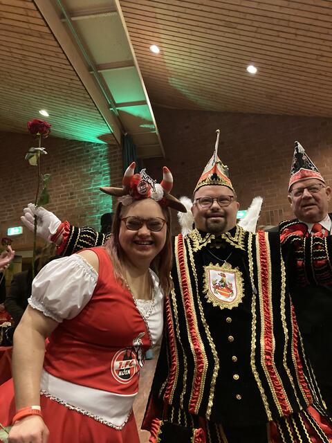 Isabel von Blatt-Gold begleitete Prinz Andy I in den Saal. Er hat Blumen verteilt. geschmissen. Andy ging zur Bühne und die Prinzen-Proklamation war ein toller Erfolg für ihn ging ein Traum in Erfüllung. Blatt -Gold war auch da. Seine Freunde haben sich über seine Proklamation gefreut.  | Foto: Blatt-Gold 