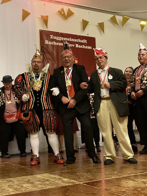 Prinz Andy I. mit Dieter und Norbert von Blatt-Gold schunkeln zum Takt der Musik und seine Regierung hat begonnen. Viele Freunde und Bekannte sind auf der Bühne. Er freut sich da drauf mit seinen Freunden zu feiern. Blatt-Gold war auch drauf auf der Bühne und hat mit gefeiert mit geschunkelt und mit gelacht. | Foto: Blatt-Gold