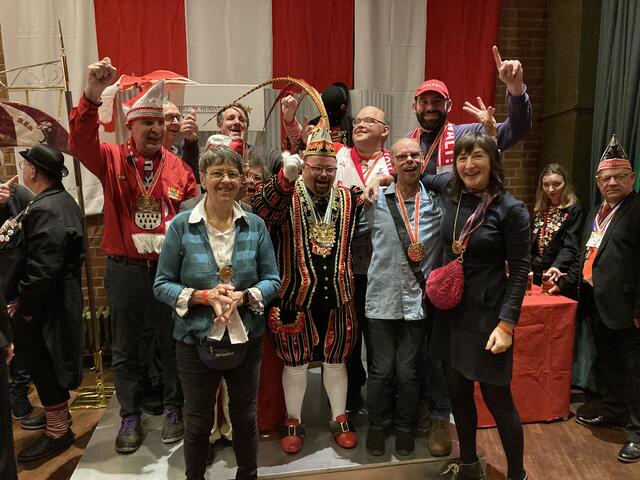 Prinz Andy I. vor seinem Thron steht das ganze Blatt-Gold Team. Wir haben von Prinz Andy I Orden verliehen bekommen Männer große Orden die Frauen haben kleine Orden verliehen bekommen. Das war spannend und hat uns sehr viel Spaß gemacht. Proklamation, Prinz Andy I. der Prinz stand in der Mitte und wir standen außen alles drum rum und wir haben das Foto gemacht. Hat sehr viel Freude gemacht. | Foto: Blatt-Gold