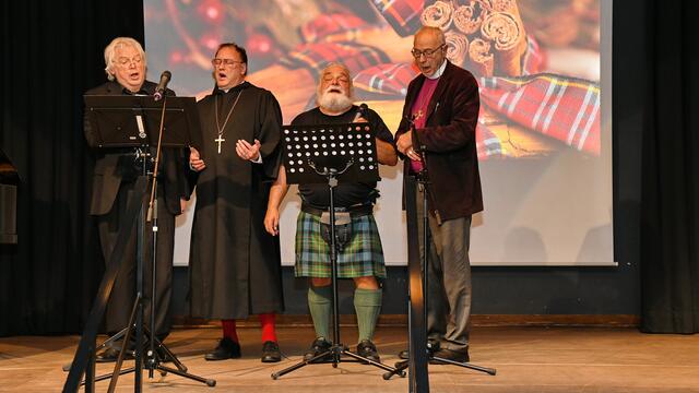 Martin Weishaupt, Michael Enders, Peter Ochse, Bischof Gerhard Meyer sangen Weihnachtslieder | Foto: Bildrechte: Maxx Hoenow