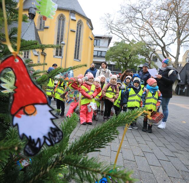 Die KiTa Himmelsstürmer schmückte den Baum auf dem Fastelovendsplätzchen. | Foto: pep