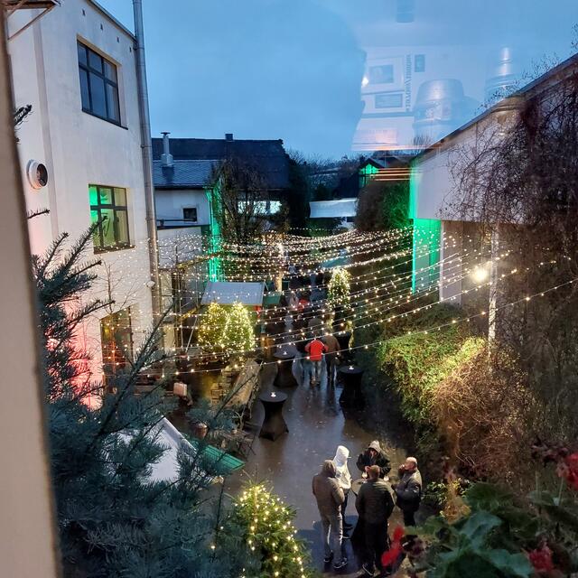 Der Innenraum der Brauerei ist winterlich geschmückt  | Foto: Erwin Höller 