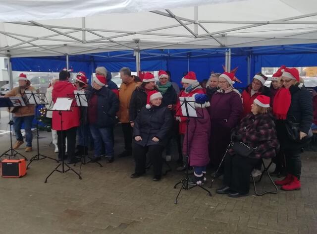 Der Gospelchor "Colors of Hope e. V. " begeisterte mit seinen Weihnachtsliedern. | Foto: Bürgergemeinschaft Brühl-Vochem