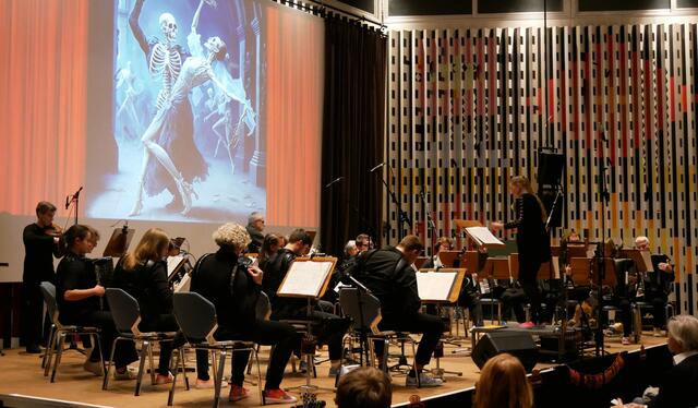 "Danse Macabre" mit Violinen-Solo von Birthe Metzler, gespielt vom AkkordeonOrchester der Musikschule der Stadt Leverkusen unter Leitung von Simone Droick.  | Foto: Anita Brandtstäter 