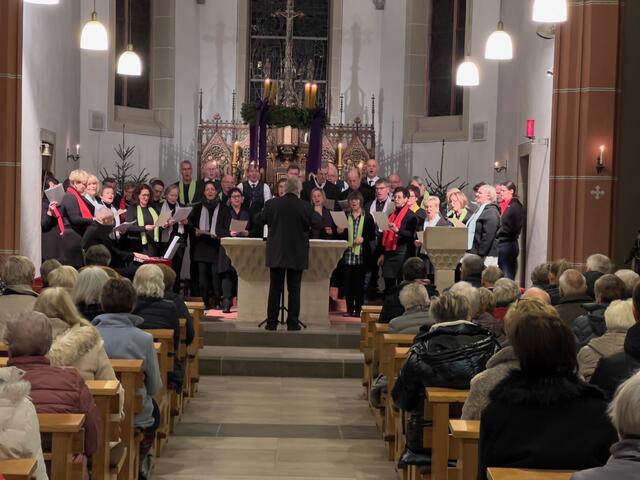 MGV und Gospelchor in der Kath. Kirche Kreuzberg | Foto: Copyright: Wilfried Storb