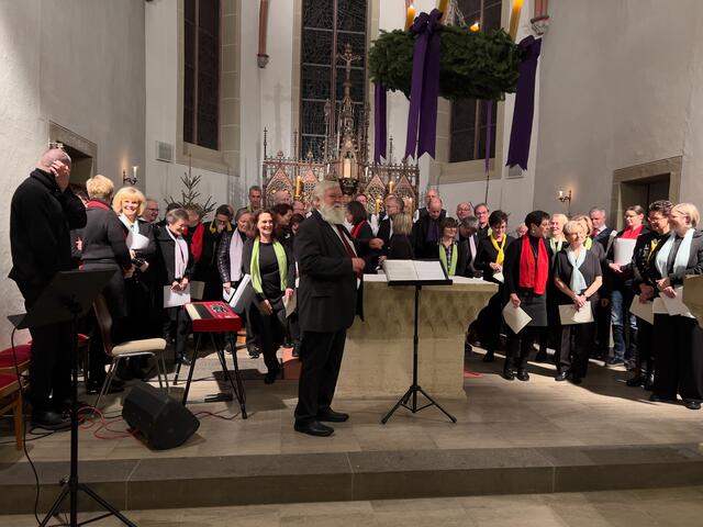 Gerhard Klein mit Gospelchor | Foto: Copyright: Wilfried Storb