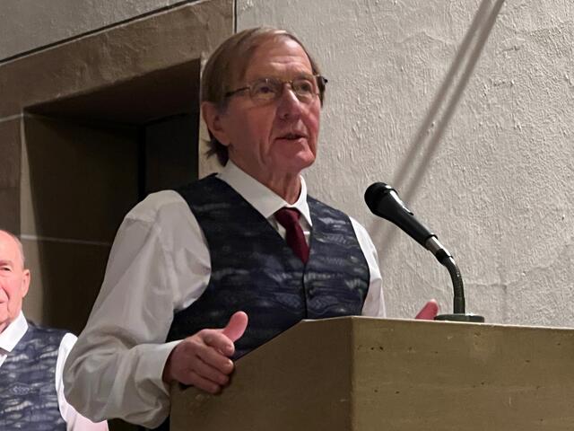 Gerd Wurth bei seiner Moderation für den Männergesangverein | Foto: Copyright: Wilfried Storb