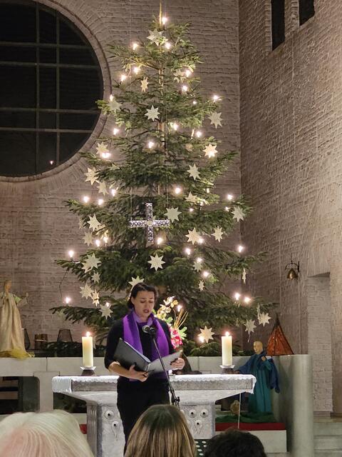 Mezzosopranisting Iryna Kurth vom Troisdorfer Frauenchor FURORE 1948 e V. 
Benefizkonzert am 17.12.2023 | Foto: Dietmar Reddel