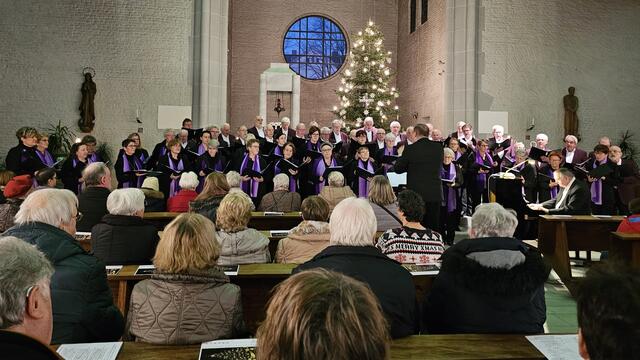 Troisdorfer Frauenchor FURORE 1948 e V. und Männergesangverein 1881 e. V. Mondorf
Benefizkonzert am 17.12.2023 | Foto: Dietmar Reddel