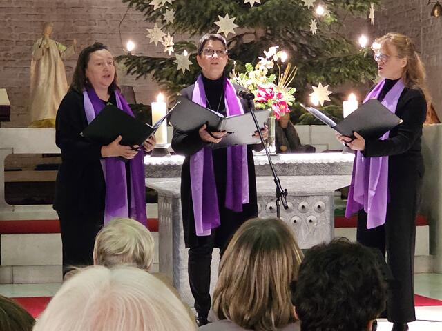 Trio Harmony vom Troisdorfer Frauenchor FURORE 1948 e V. von li. Carola Tröger, Elke Linden und Alexandra Merz
Benefizkonzert am 17.12.2023 | Foto: Dietmar Reddel