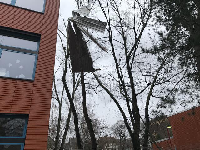 An der GGS hängt an Wellblech an einem Baum. | Foto: Büge