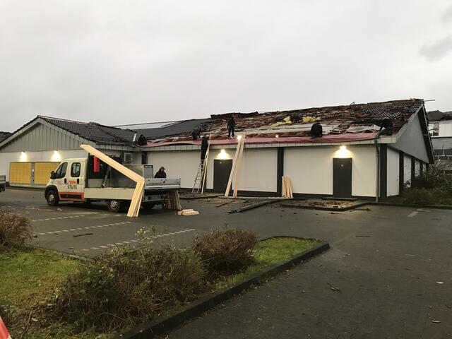 Am Dach der Aldi-Filiale wurde mit Hochdruck gearbeitet.  | Foto: Büge