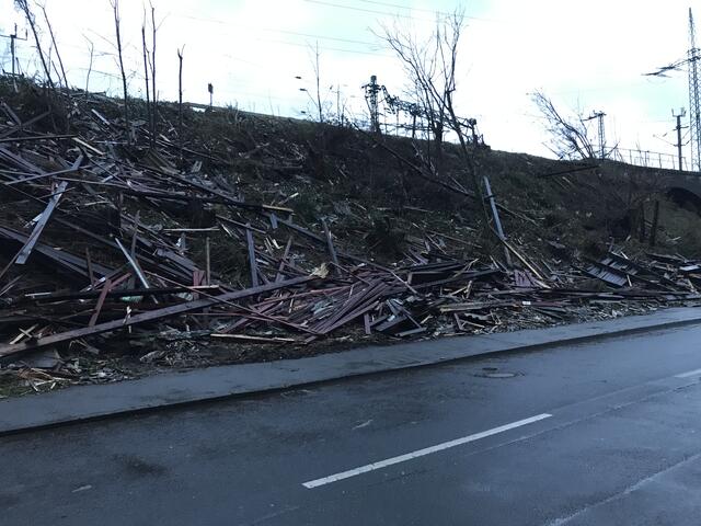 Die Reste des Holz eines Lagerhauses wurden auf den Bahndamm geweht.  | Foto: Büge