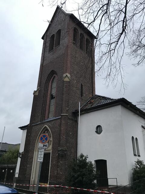 Kirchenfenster wurden beschädigt, Dachziegel flogen hinunter.  | Foto: Büge