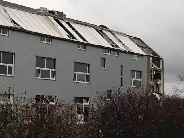 Viele Dächer wurden in Mitleidenschaft gezogen.  | Foto: Büge