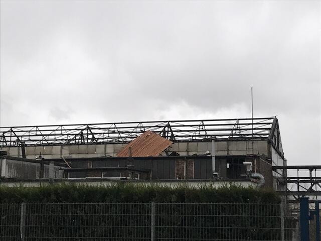 Das Dach einer Lagerhalle wurde komplett abgedeckt.  | Foto: Büge