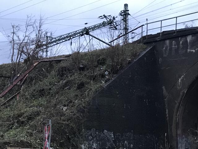 Ein Hochspannungsmast hängt quer über der Bahnstrecke. | Foto: Büge