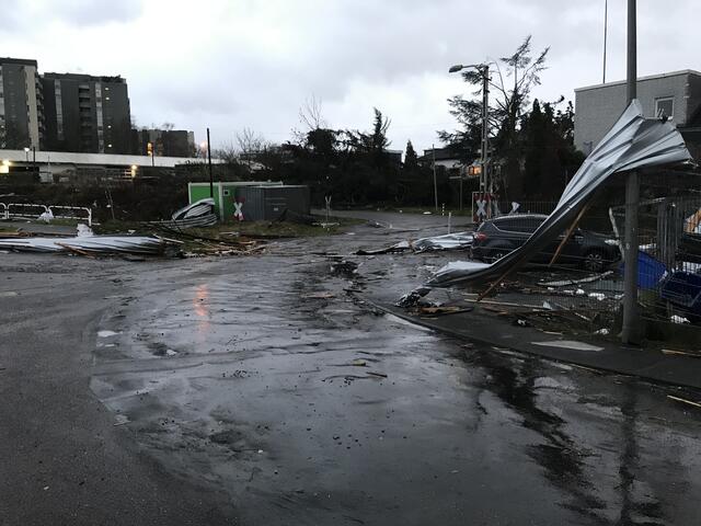 Große Teile von Wellblechdächern liegen auf der Straße herum.  | Foto: Büge