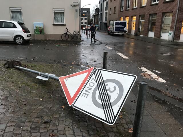 Straßenschilder wurden vom Sturm aus der Verankerung herausgerissen.  | Foto: Büge