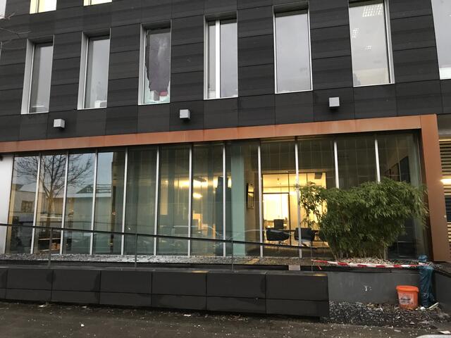 Glasscheiben gingen haufenweisen kaputt. | Foto: Büge