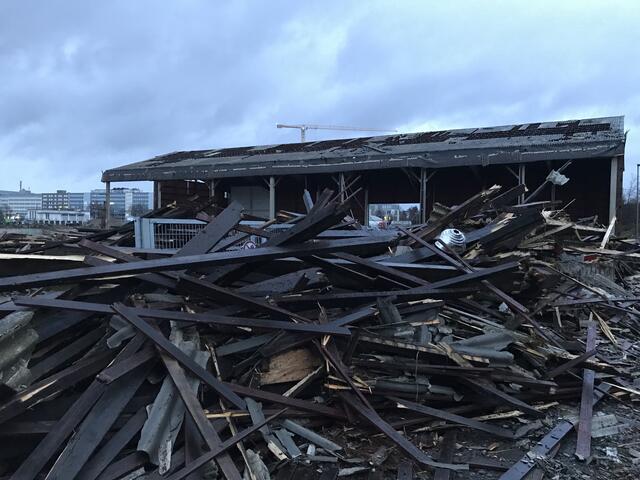 Eines von Lagerhäusern aus Holz hat der Sturm komplett zerstört.  | Foto: Büge