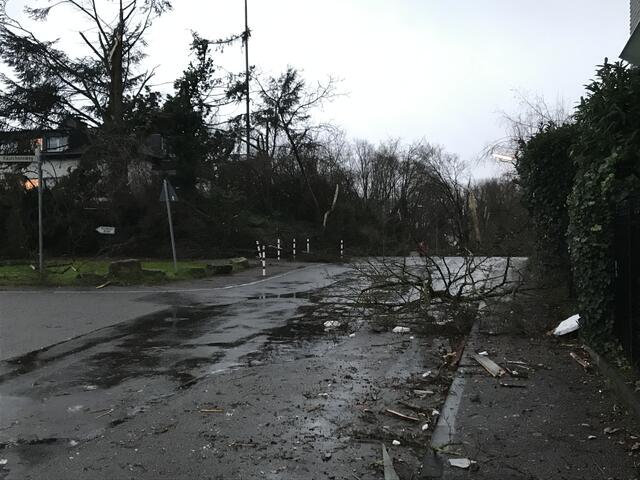 Vor allem am Käulchensweg und in der Müllergasse wird das Ausmaß der Zerstörung offensichtlich.  | Foto: Büge