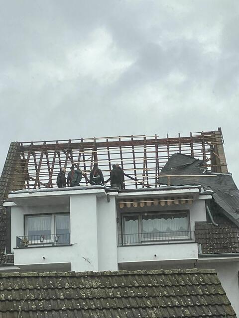 Einige Häuser in Poll hatten nach dem Sturm quasi kein Dach mehr.  | Foto: zVg