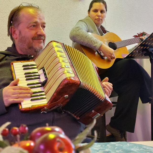 Der Duo "Sahnewirbel im Kaffee" (Clarissa Senft und Markus Wolters) begleitete die Senioren musikalisch beim Singen von Weihnachtsliedern.  | Foto: Erwin Höller 