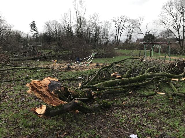 Der Traktorspielplatz wird über längere Zeit unbespielbar sein.  | Foto: Büge