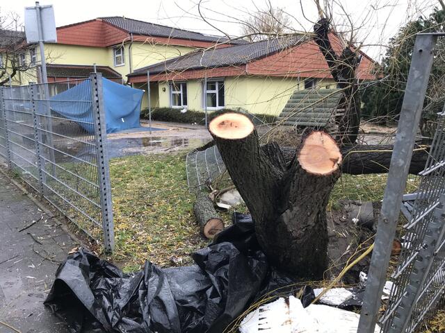 Der Tornado vom 21. Dezember hatte das Kita-Gelände beschädigt, bis zum 2. Januar tat sich dennoch nichts.  | Foto: Büge