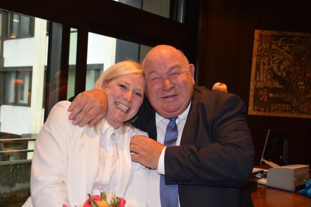 ... 16 Jahre später freute sich dieser mit seiner Nachfolgerin Susanne Stupp über deren Erfolg bei der Bürgermeisterwahl 2015. | Foto: Archiv/Lars Kindermann