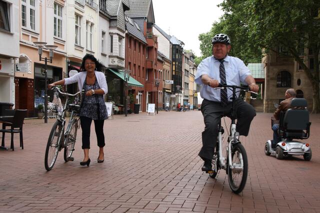Um für die Frechener Radtage zu werben, trat Bürgermeister Hans-Willi Meier auch selbst in die Pedale.   | Foto: Archiv/Lars Kindermann