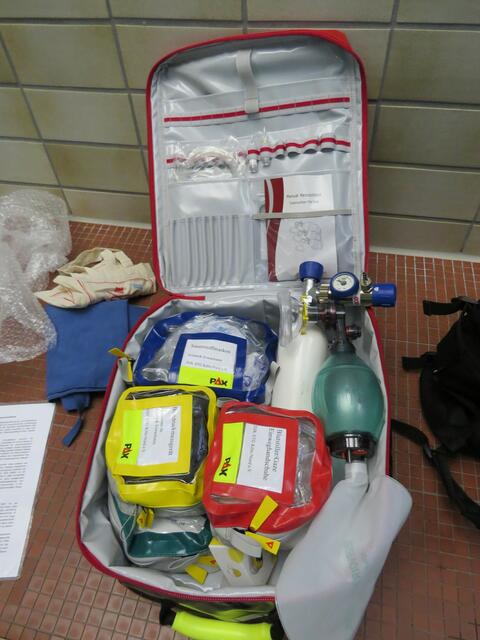 Der Notfallrucksack ist bei jedem Training immer in Reichweite. Zum Inhalt gehört neben einer Sauerstoffflasche auch ein Beatmungsbeutel. | Foto: Stahl