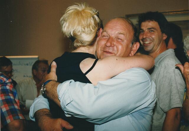 Gratulanten-Ping-Pong: Im Jahre 1999 gratulierte CDU-Kommunalpolitikerin Susanne Holz ihrem Bürgermeistermeisterkandidaten Hans-Willi Meier zum Wahlsieg... | Foto: Archiv/AUI