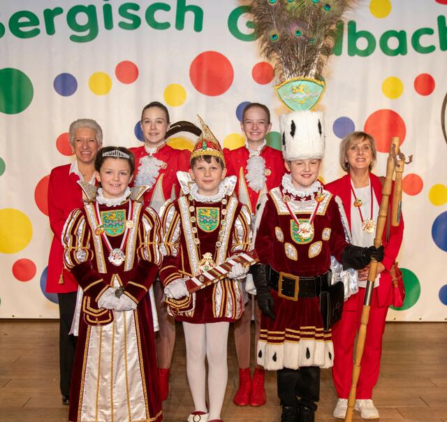Jungfrau Paulina, Prinz Anton I. und Bauer Miguel mit (v.l.): Stellvertretende Prinzenführerin Angelika Knechtel sowie Verena Mau und Sarah Glöckener von der TSG der Grossen Bensberger KG und Prinzenführerin Britta Plum-Sieß. Foto: Axel König