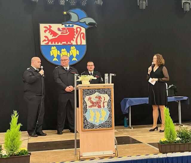 Bürgermeisterin Nicole Berka im Gespräch mit der örtlichen Feuerwehr. | Foto: Gemeinde Neunkirchen-Seelscheid