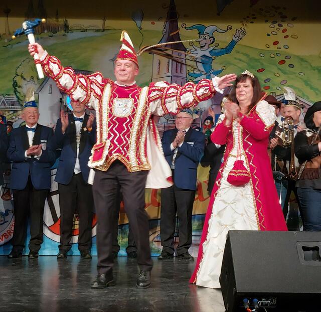 Prinz Mario I. "von Elferrat und Marathon" und Prinzessin Vroni I. "die Gartenqueen mit Fernweh" (Höß) sind Prinzenpaar in Windhagen 
 | Foto: Erwin Höller 
