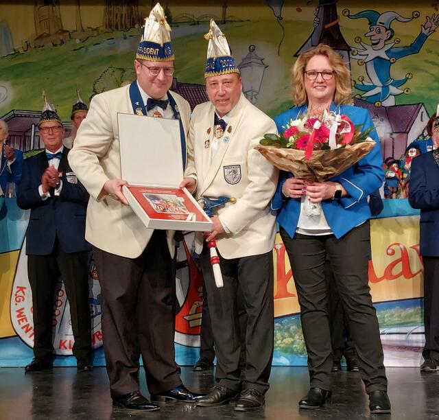 Hoffotografin Elli Klöckner hat zur Erinnerung an die abgelaufene Session ein über 200seitiges Prinzenalbum mit vielen Schnappschüssen gestaltet.  | Foto: Erwin Höller 