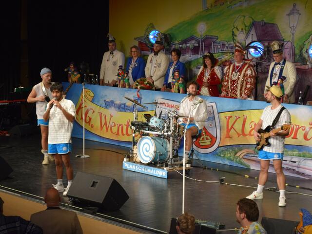 Die Kölner Surfpop Band unterhielt erstmals vor Windhagener Publikum  | Foto: Erwin Höller