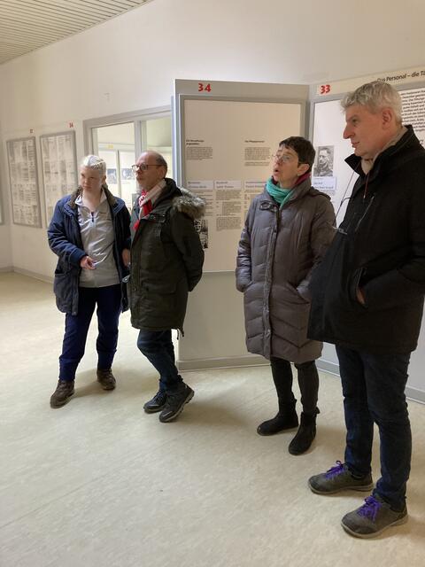 Wir bekjommen eine inklusive Führung in Leichter Sprache. Es ist schrecklich was wir hören, aber auch wichtig damit wir darüber ein Bericht machen können. | Foto: Blatt-Gold