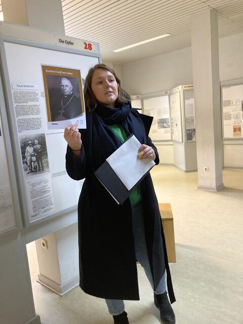 Lena Horz arbeitet seit 5 Jahren in der Gedenkstätte in Hadamar. Sie hat uns alle Fragen gut beanwortet. Sie hat uns alles gut erklärt.  | Foto: Blatt-Gold