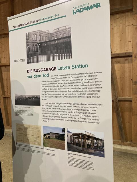 Wohon bringt ihr uns? 
Die Menschen mit Beeinträchtigung wurden von den Nazis gesagt, dass sie mit dem grauen Bus einen Ausflug machen. Aber das war verarschung der Menschheit. Die Kinder und Jugendlichen mit Beeinträchtigung oder Erkrankungen sind nach Hadamar gekommen, mit Gift vollgepumpt, nichts zu essen und zu trinken bekommen und das war sehr schlimm. Das nimmt uns mit.  | Foto: Blatt-Gold
