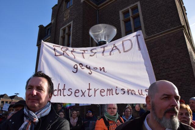 Thommy Mewes (r.) zeigte sich "beeindruckt und überwältigt", dass so viele dem Aufruf zur überparteilichen Kundgebung gefolgt waren. | Foto: Volker Düster