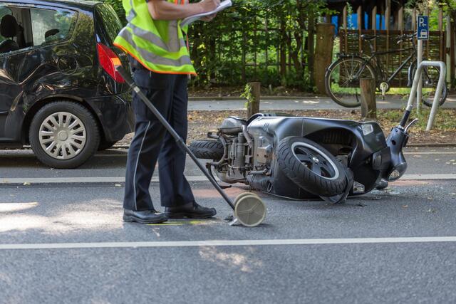 Symbolbild eines Verkehrsunfalls mit einem Motorroller. | Foto: Kara - stock.adobe.com